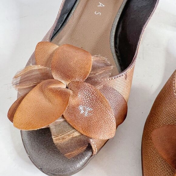 Hispanitas Tan Leather Strappy Slingback Heels Flower Detail Women's Size 8 US - Picture 4 of 8